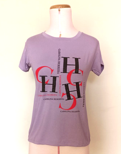 Polo modelo Carolina Herrera lila