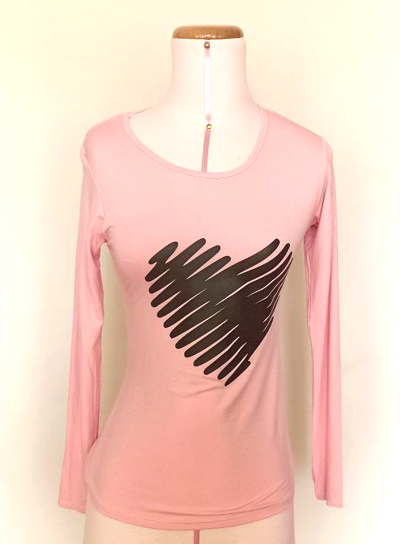 Polo rosado con corazón estampado